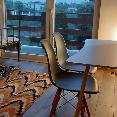 Nathanael Cozy With Balcony Kır Evi