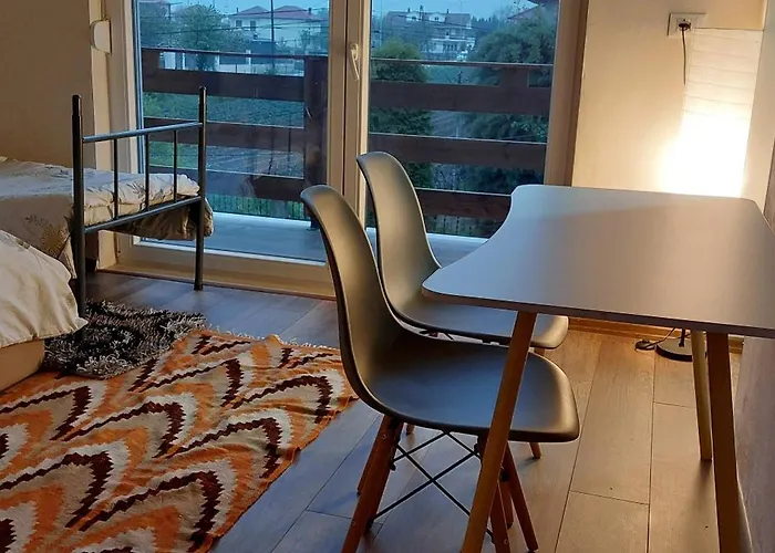 Nathanael Cozy With Balcony Kır Evi